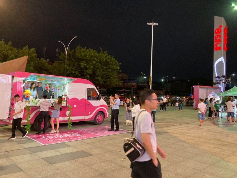 五菱冰淇淋车参加活动